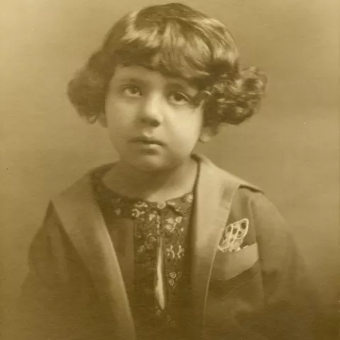 صورة لأم علاء خالد في سن الخامسة