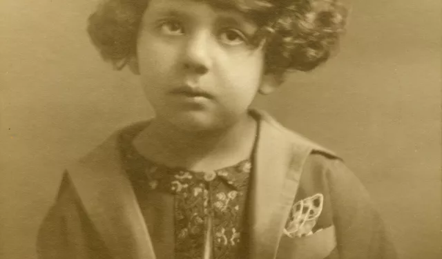 صورة لأم علاء خالد في سن الخامسة